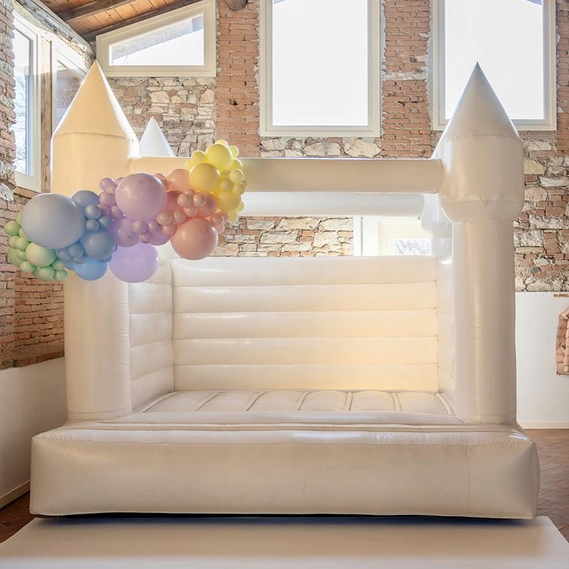 Noleggio castello gonfiabile bianco con palloncini Noleggio castello gonfiabile bianco con palloncini